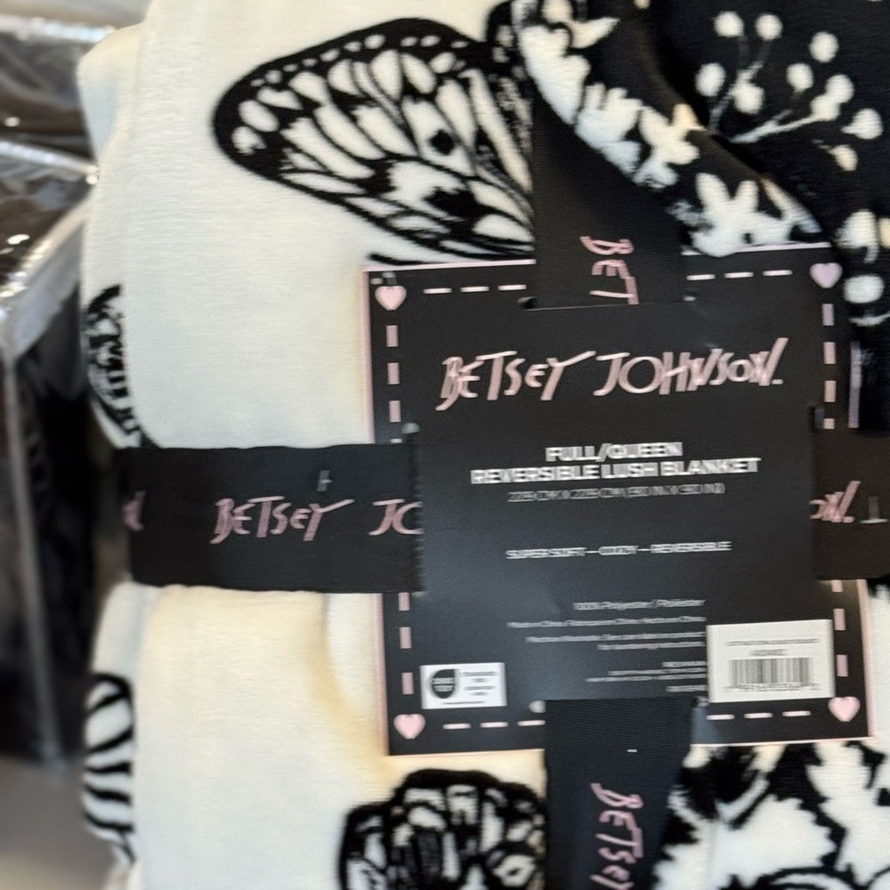 Betsey Johnson Black and White Reversible Plush Blanket - Picture 1 of 3